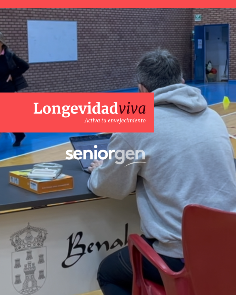 Personas mayores entrenando fuerza para mantener su autonomía